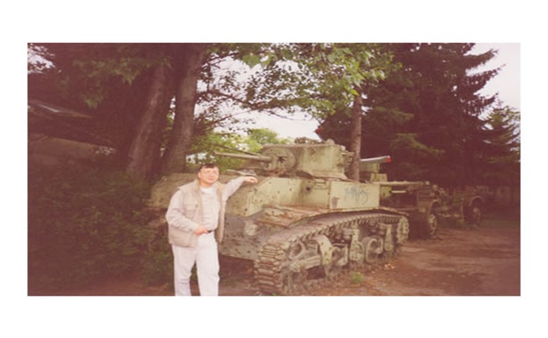 Танк Первой мировой войны. Это оружие не принимало участие в
гражданской войне 90-х. Враждующие стороны использовали более радикальные
средства уничтожения. Об этом свидетельствуют кладбища в Сараево.