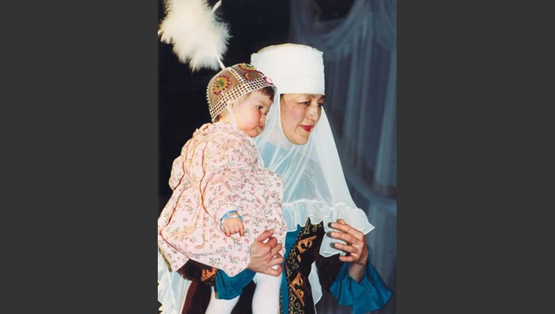Восточная женщина с ребенком всегда
символизировала мир, благополучие и спокойствие. В
Казахстане женщина пользуется уважением и вниманием.
