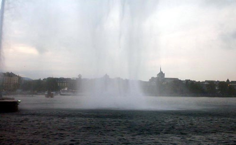 По дороге в Женеву мы на глади озера увидели фонтан. Сначала подумали, что здесь плавает кит. Увы, это
работал обычный, но мощный насос.