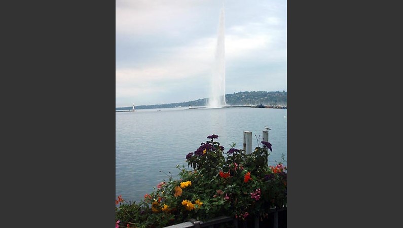 Еще раз фонтан на Женевском озере. Любоваться им можно с любой точки города.