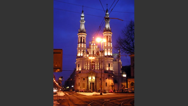Ночная Варшава - прекрасна. Световые игры подчеркивают стиль здания и вообще города