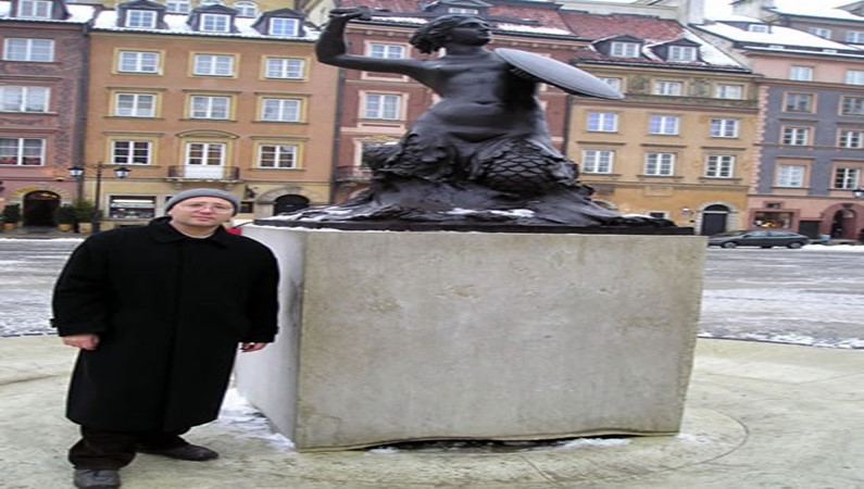 Я у символа Варшавы – памятника Сирены. Вода даже в такую погоду хлюпает под ней, и я постарался сфотографироваться так, чтобы не замочить ноги.