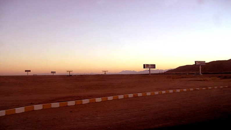 Закат в пустыне, украшенной пустыми рекламными счетами.