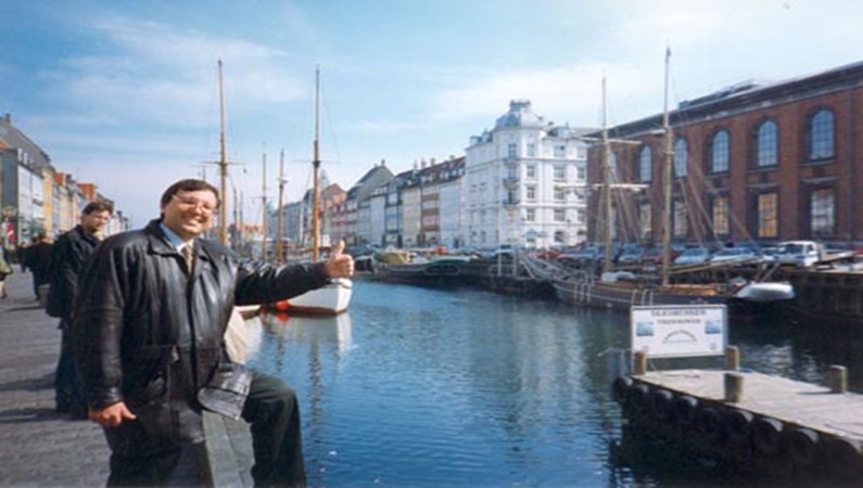 Копенгаген – это, по моему разумению, острова, разделенные каналами рек. У причалов швартуются лодки,
яхты, шлюпки.