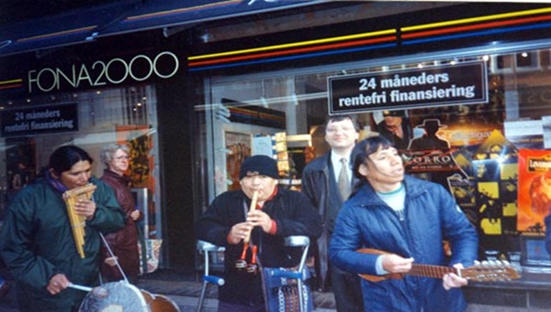 В Дании много гастролеров-музыкантов. Вот и чилийцы исполняют свою национальную мелодию на улицах
Копенгагена. Как же среди них не сфотографироваться?