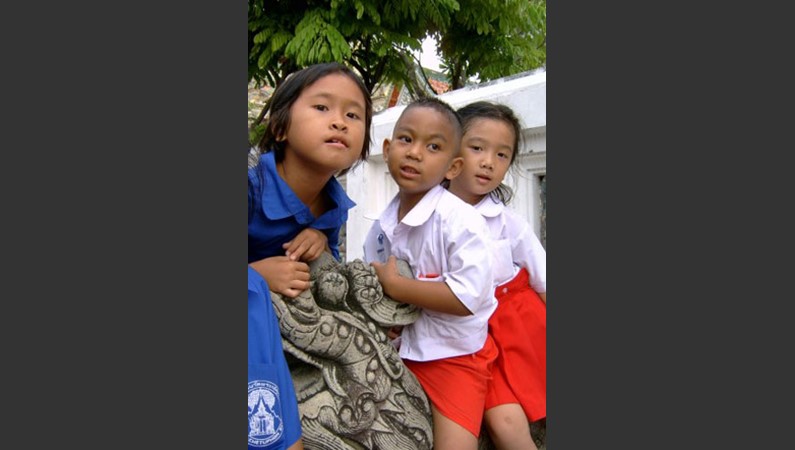 Тайские дошкольники качаются на каменных монстрах, как на лошадках.