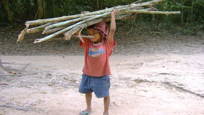 Большинство детей в Камбодже работает - их в семье часто бывает по 10-12 ртов, и приходится самим зарабатывать свой хлеб.