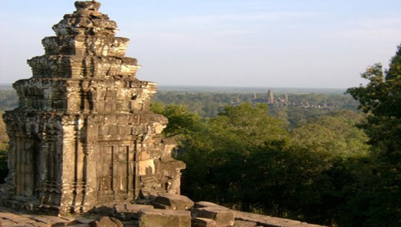 Вид на Ангкор Ват с вершины другого храма. Между храмами - джунгли.