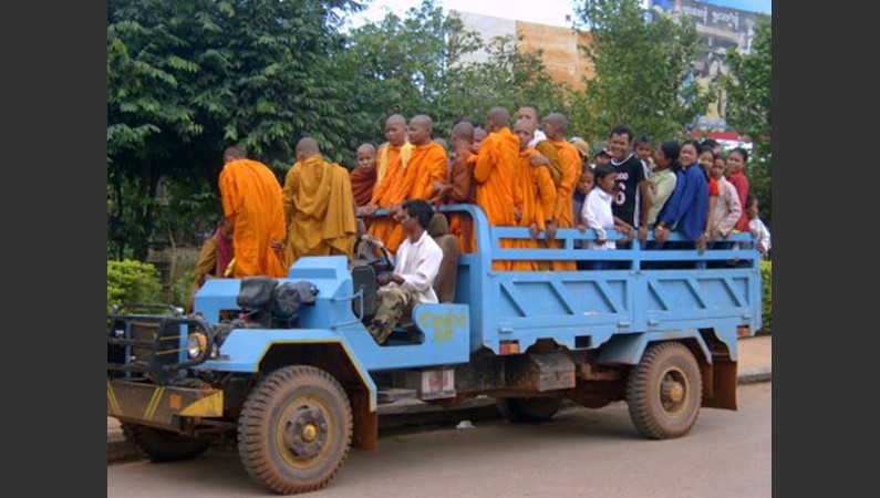 Общественный транспорт по-камбоджийски. Монахам - всегда преимущество!