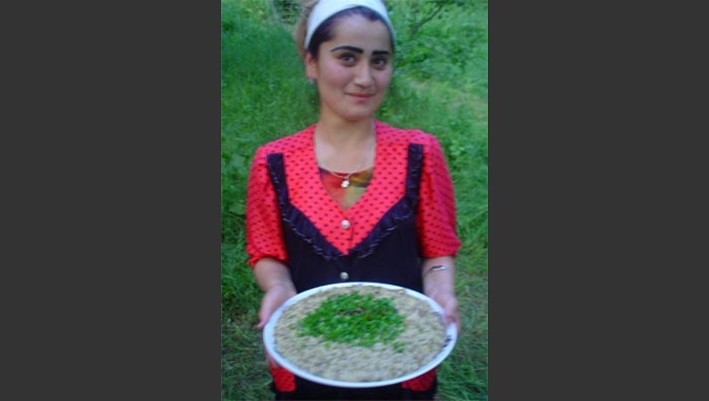 Красавица Малика (имя означает «Принцесса») угощает хумсанским блюдом «Машхурда». С лепешкой и
свежей зеленью, на природе это возбуждает аппетит.
