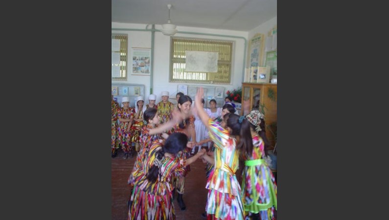 Выступления детского фольклорного ансамбля в Бричмулле. Таджикские песни и танцы зажигают любого
туриста.