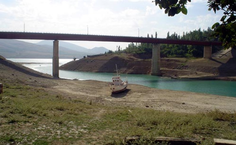 Мост и катер у Чарвакского водохранилища. Территория поселков Бричмулла и Нанай.