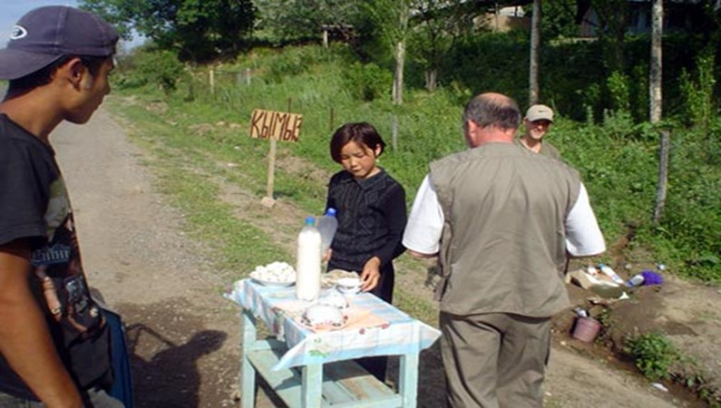 На дорогах Бостанлыкского района можно встретить продавцов молочной продукции. Туристам предлагают
курт, простоквашу и кобылье молоко – кумыс (по-казахски – кымыз).
