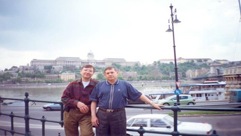 Мы с доктором истории Робертом Алмеевым любуемся красотами Будапешта. Утро. Тепло. Хорошо. А что еще
нужно туристу?