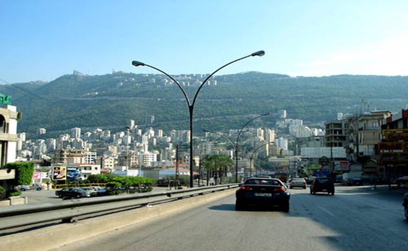 Ливанские города раскиданы по поверхности гор, и не всегда понятно где заканчивается один город и начинается другой - дома расположены на всем склоне, но названия населенных пунктов меняются. Иногда возникает забавное ощущение легкой потерянности.