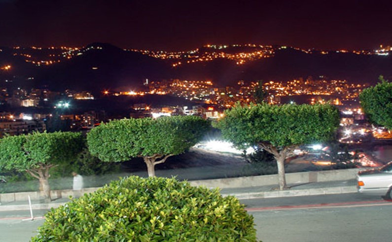 Вид на ночной Бейрут от CASINO DU LIBAN. Само казино размерами с немереный такой ангарище. Это самый яркий объект на побережье - и его видно даже из самолета когда тот заходит на посадку..