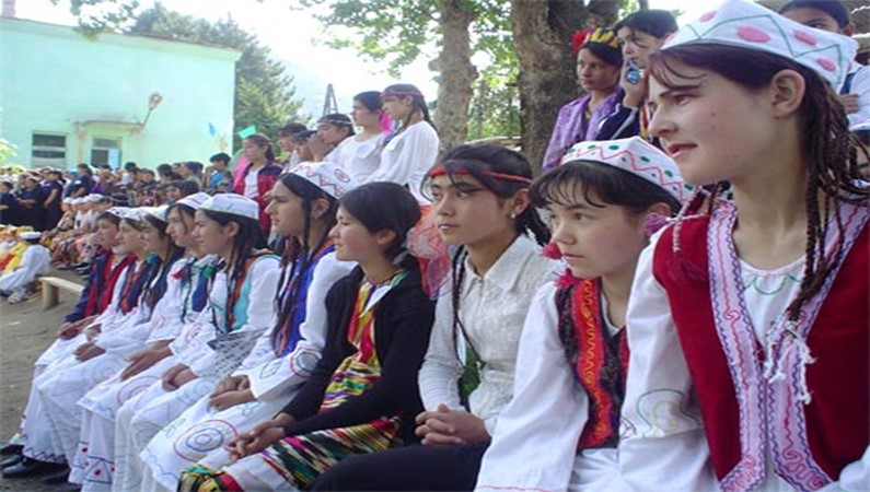 Горные таджикские девушки сами по себе красавицы. Но их танцы усиливают их очарование.