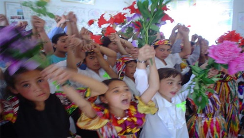 Узбекские песни детского ансамбля Хумсана. О чем поют школьники? Конечно, о счастье и природе.