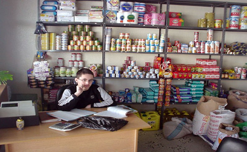 Типичный магазин в одном из горных городов Ливана: масса продуктов в больших упаковках и сын хозяина, который этим заправляет. Причем ребенку может быть 10-12 лет - все равно уже вовсю хозяйничает.