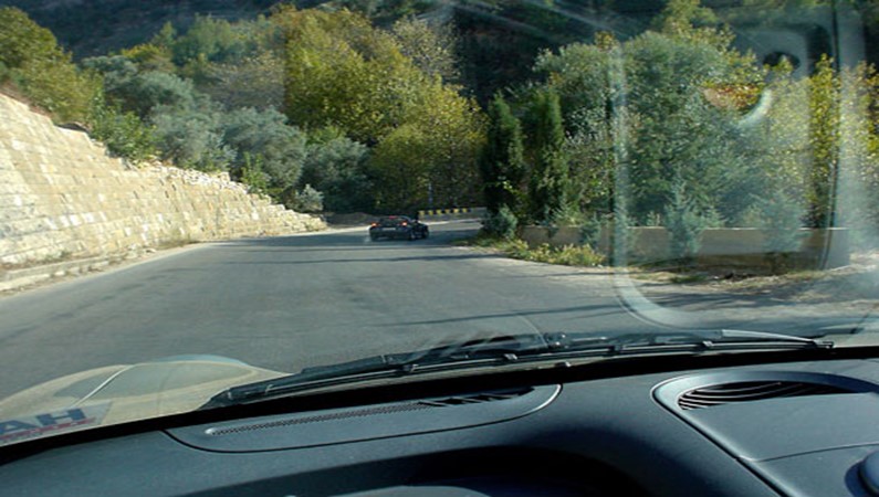 Машин в горах Ливана не так много. Поэтому если есть желание поиграть в Need For Speed вживую - это ваш шанс. Одна беда: Ливанцы обожают обгонять по встречке на поворотах серпантина... вот ЭТО реально опасно.
