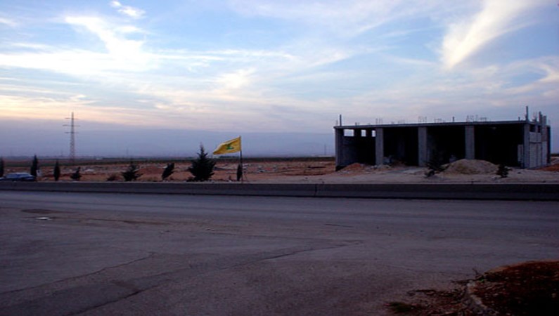 Желтый флаг - территория Хезболлы. По опыту прошлой поездки, увидев эти флаги, мы убрали камеры. Дальше ехали без фотосъемки... а пару таких флагов мы у Хезболлы все-таки купили :)))