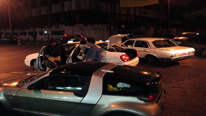 Если вы будете водить машину в Ливане, запомните простое правило: как вам удобно, так и ездийте :) Вот этот таксист просто остановился ПОСРЕДИ ПЕРЕКРЕСТКА. Ему так было надо. Все водители позади просто спокойно ждали, пока таксист разгрузится и уедет.