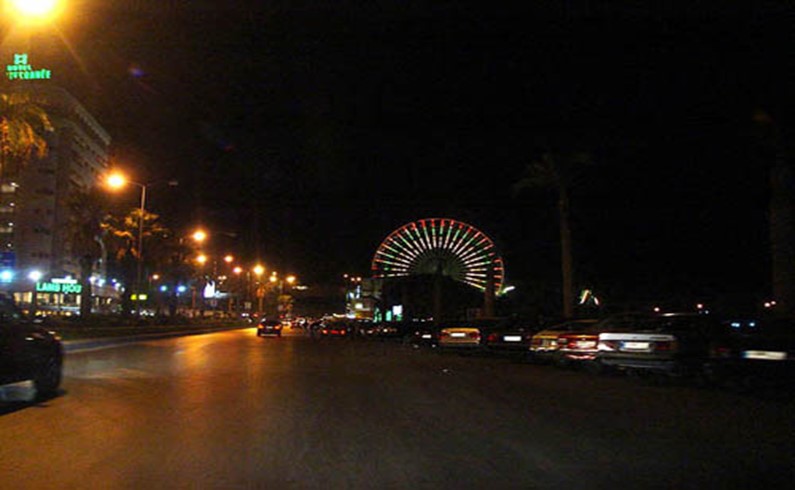 Ночной вид набережной Бейрута. Вдали - парк развлечений.