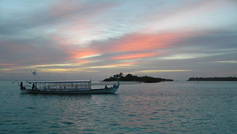 Закатное мальдивское небо и дони