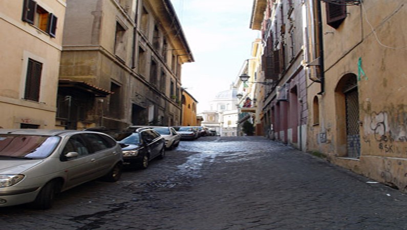 Узенькие переулки Рима - самое чудесное, что есть в этом городе, помимо итальянского мороженого, конечно же :)