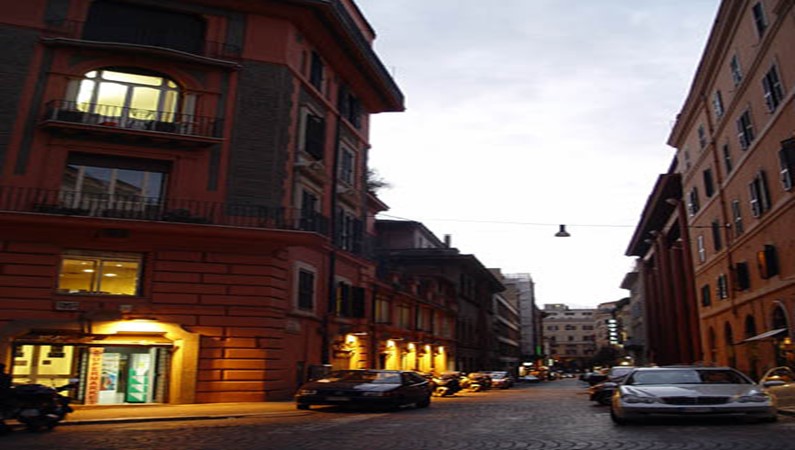 Опережая ночь, итальянцы включают фонари, и на некоторое время под еще светлым небом дома раскрашиваются в чайные цвета фонарей.