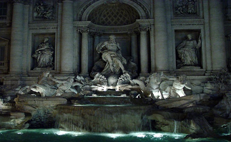 В Риме у фонтанов ночью собирается огромное количество молодежи. Здесь же продают мороженое и цветы. Здесь хорошо.