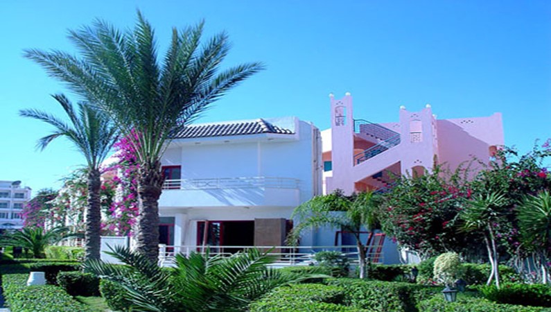 Вид на здания с номерами в отеле Минамарк 3*. Розовое здание - соседний отель.