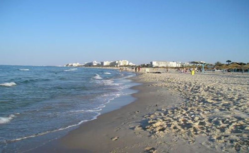 Вид пляжа от Marhaba Beach до центра Сусса