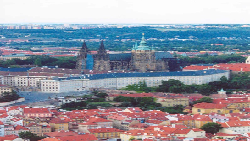 Вид с холма Петршин на Пражский Град.