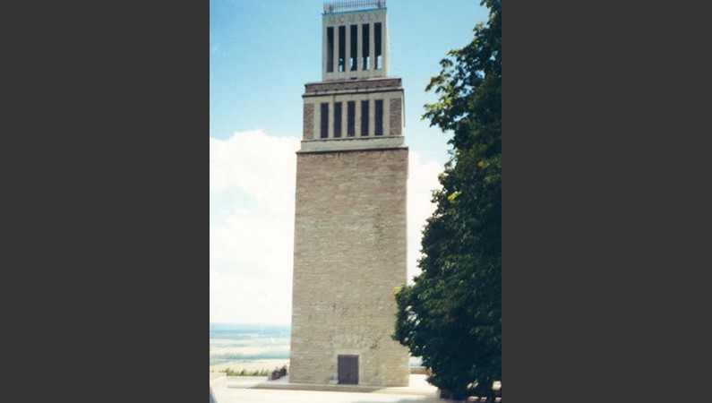 Это строение, где висит колокол. Его еще называли Бухенвальдский набат. Здесь от городка Ваймер к
концлагерю вели военнопленных и гражданских лиц. Жуть…
