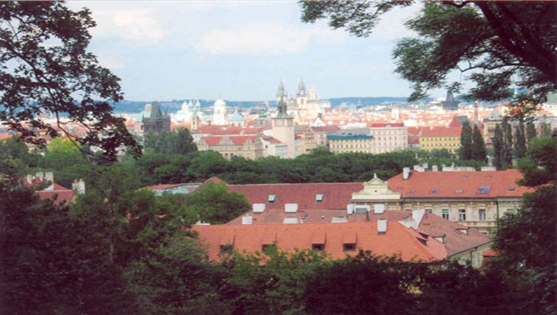 Вид на Старый город с холма Петршин.