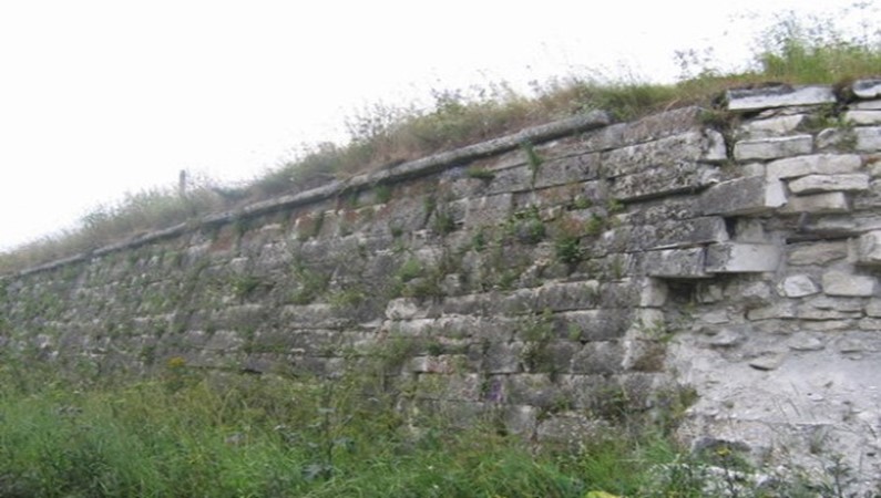 Фрагмент стены. Крепость была построена из белого камня (известняка), который после ее закрытия в начале 20 века стали понемногу растаскивать. Следы этого видны невооруженным взглядом