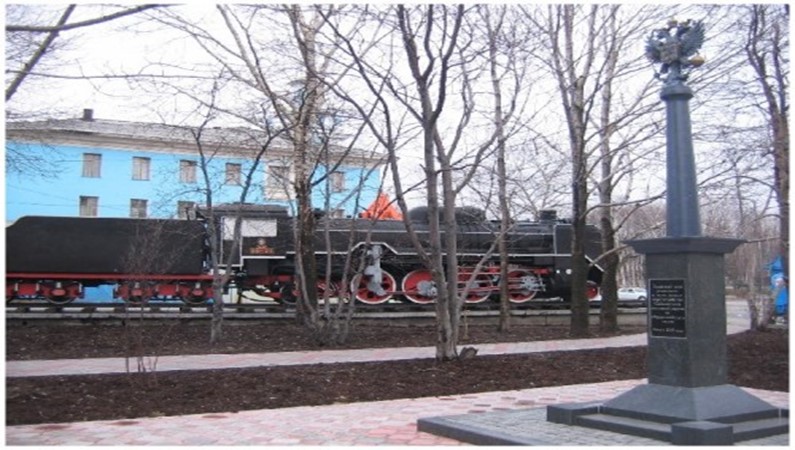 Южно-Сахалинск. Японский паровоз памятник и памятный знак в честь начала в 2003 году работ по перешивке колеи на российский стандарт