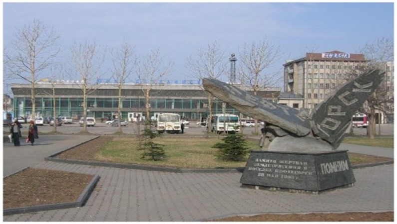 Южно-Сахалинск. Вокзал и памятник жертвам землятресения 1995 года в Нефтегорске