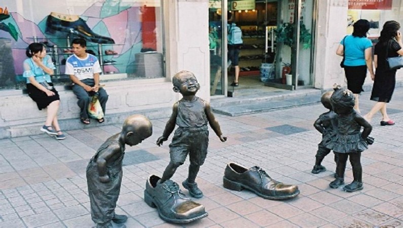 Пекин. Китайцы переняли в Европе идею пешеходных улиц и уличных скульптур. Получилось - неплохо.