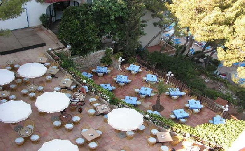 Вид из номера отеля «Illetas Clab Playa» на кафе