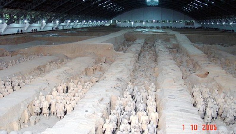 Основной раскоп с армией глиняных солдат возле могилы императора Шихуанди в Сиани.