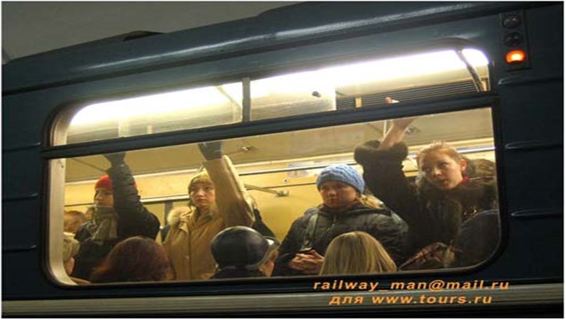 Как вы думаете, кого в метро больше: мужчин или женщин? Правильный ответ - на фото.
