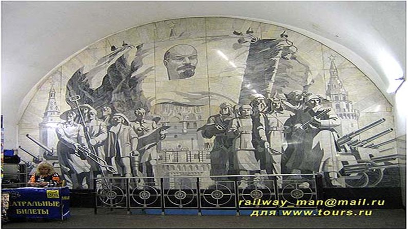 «Новокузнецкая» (1943): флорентийская мозаика в торце станции на тему «Военная и мирная жизнь столицы»