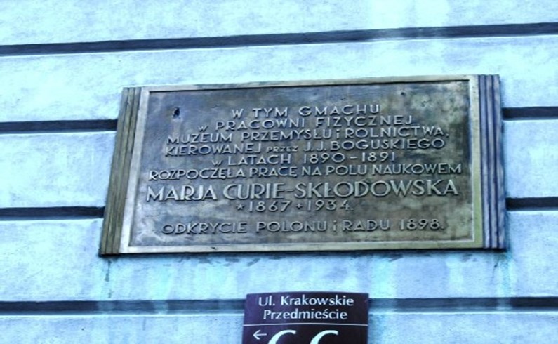 Варшава. Мемориальная доска на доме, где жила Мария Склодовская-Кюри
