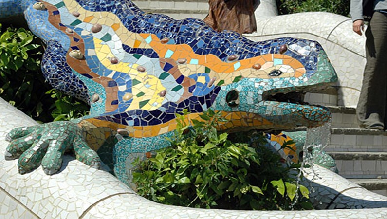 Парк Гюэль в Барселоне,дракон-фонтанчик