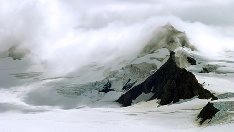 Снежная дымка над нунатаком (изолированной скалой, окруженной льдом со всех сторон).
Национальный парк «Kenai Fjords», Аляска.