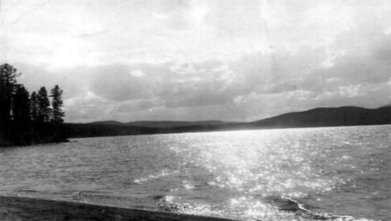 Вид на озеро Ак-Атыг-Коль в солнечный день