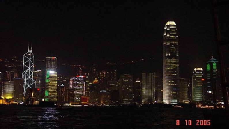 Ночной вид на главный фасад Гонконга с набережной Коулуна.