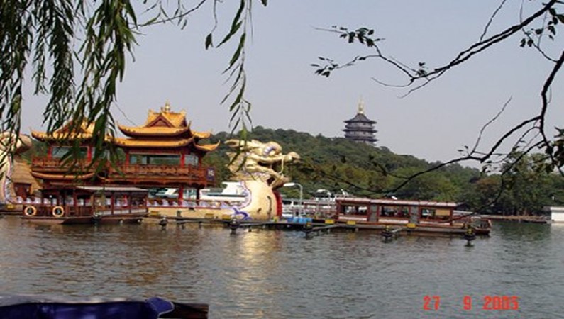 Вид на озеро Сиху (Западное озеро) близ города Ханчжоу.